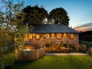 3 Bedroom Luxury Treehouse with Hot Tub & Indoor Pool near Taunton, Somerset, England